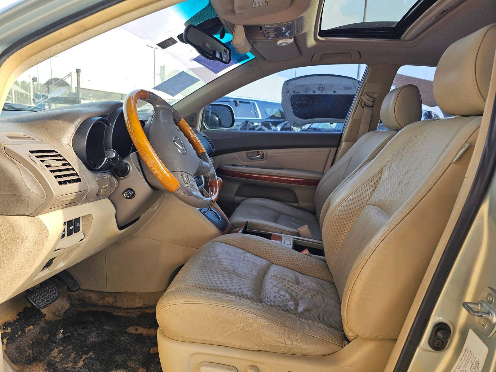2004 LEXUS RX 330 — 126574 KM — Lot 55945 — Souq - Marhaba Auctions Used Cars - Image 9