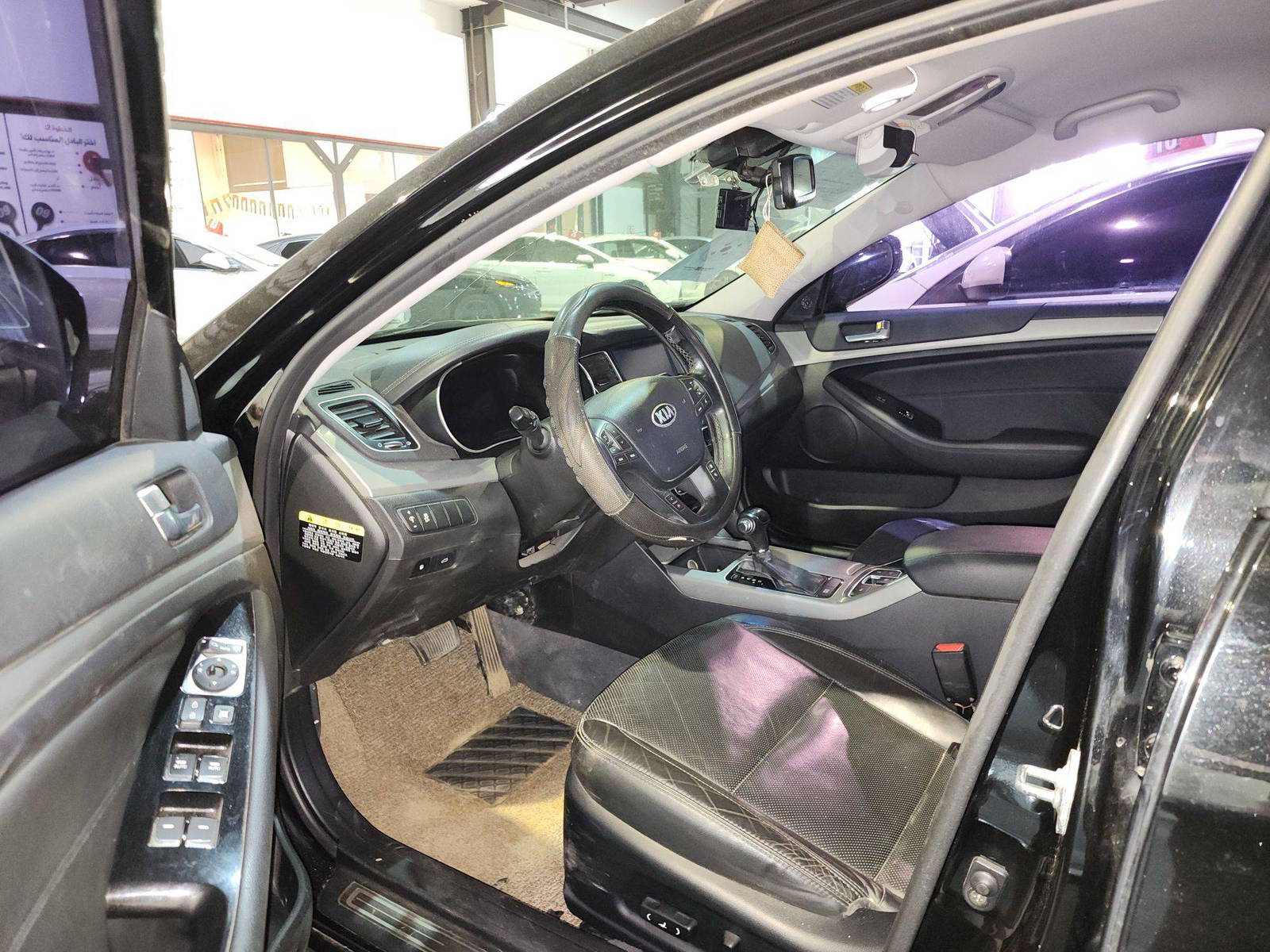 2014 KIA K7 — 211491 KM — Lot 2256 — Al Quoz - Marhaba Auctions Used Cars - Image 10