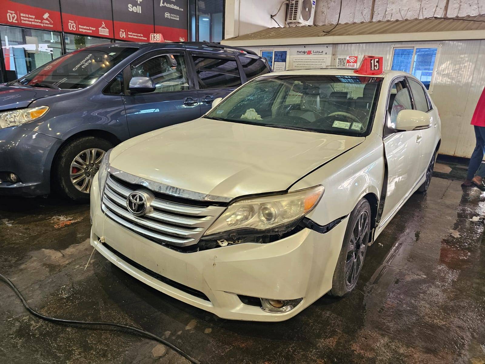 Toyota Avalon 2011 view 2