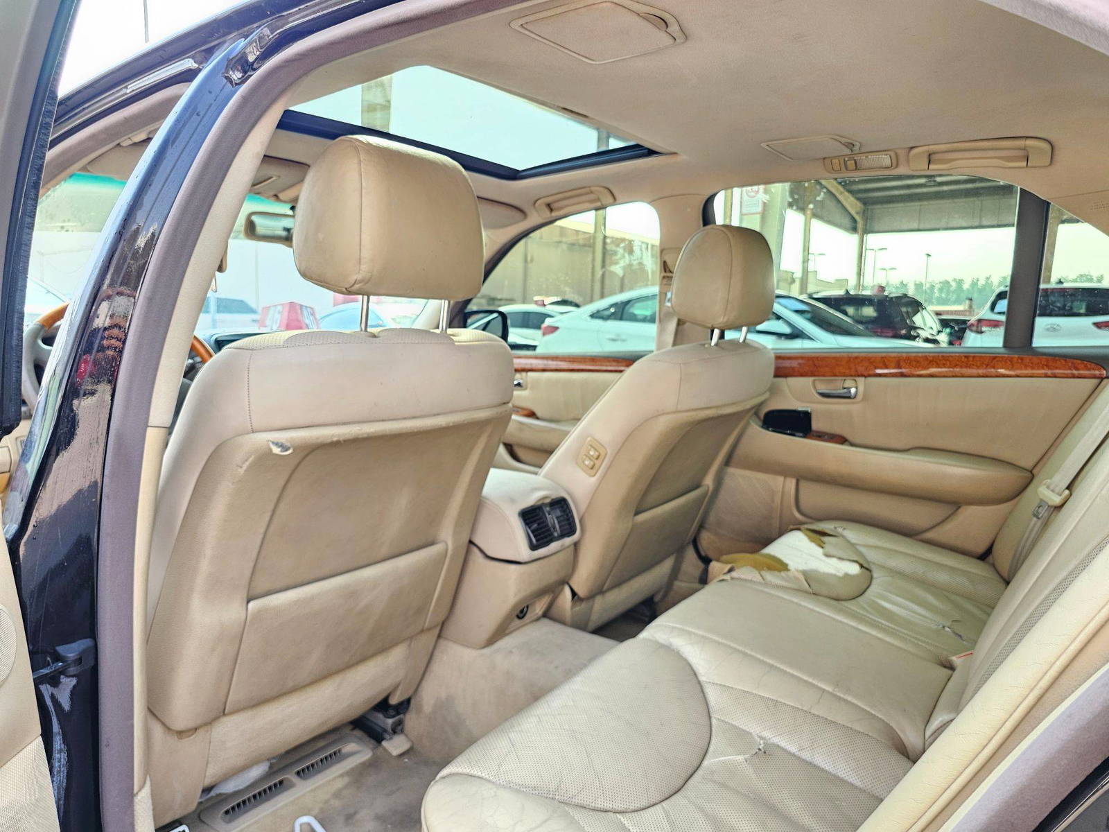 2004 LEXUS LS 430 — 350624 Miles — Lot 6F740147315 — Souq - Marhaba Auctions Used Cars - Image 6