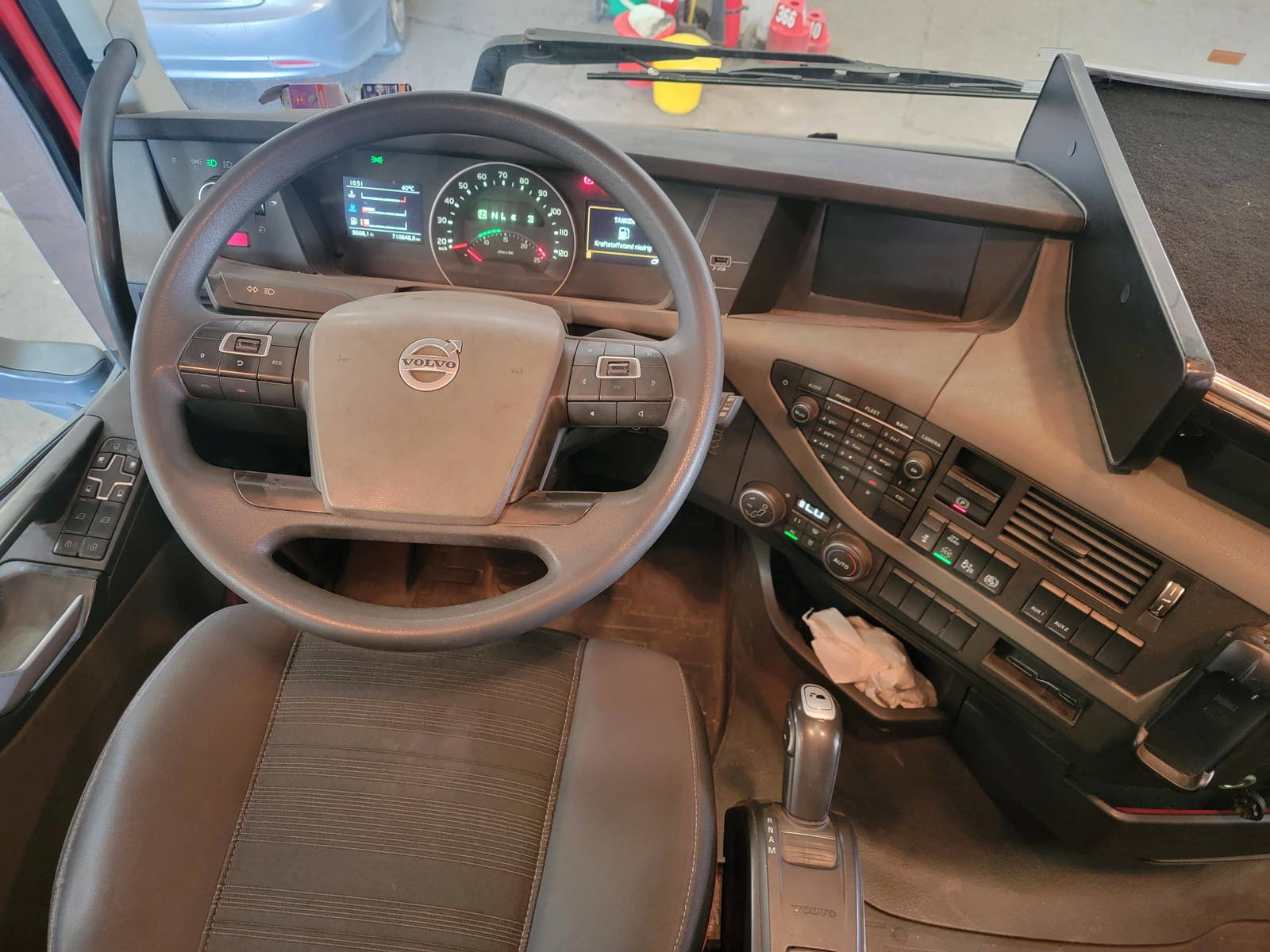 2015 VOLVO FH-Series — 710648 KM — Lot D711634 — Main - Marhaba Auctions Used Cars - Image 9