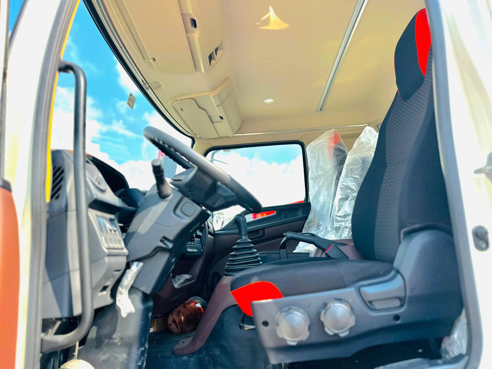 2023 HINO 500 — 284 KM — Lot 5P7710341 — Souq - Marhaba Auctions Used Cars - Image 6