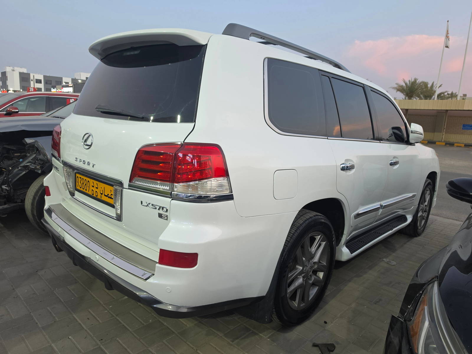 2015 LEXUS LX 570 — 329142 KM — Lot 163562 - Marhaba Auctions Used Cars - Image 5