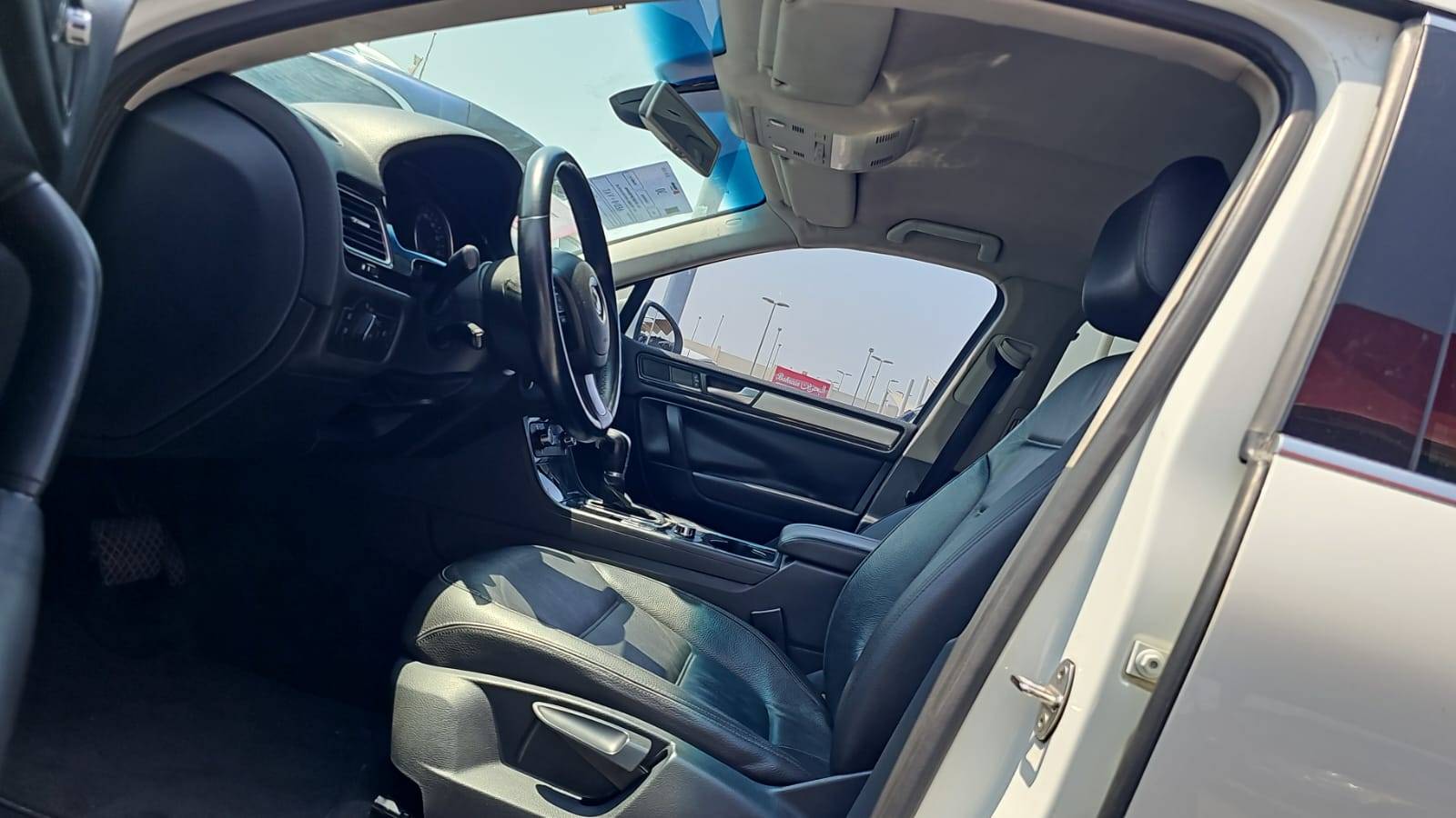 2013 VOLKSWAGEN TOUAREG V6 — sold — 186429 KM — Lot 1DD009998 — Souq - Marhaba Auctions Used Cars - Image 8