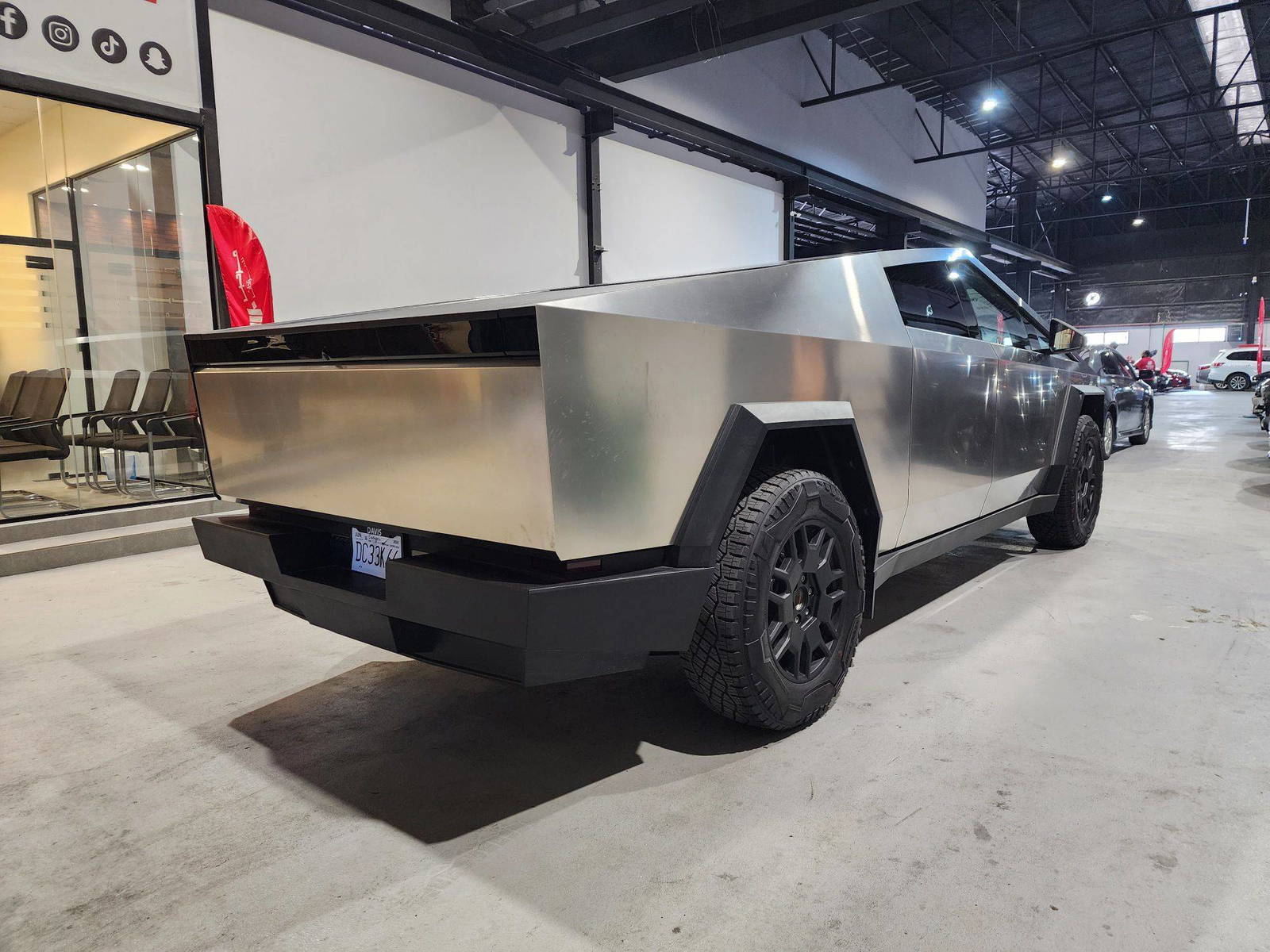 2024 TESLA CYBERTRUCK — 477 Miles — Lot 54939974 — Main - Marhaba Auctions Used Cars - Image 5