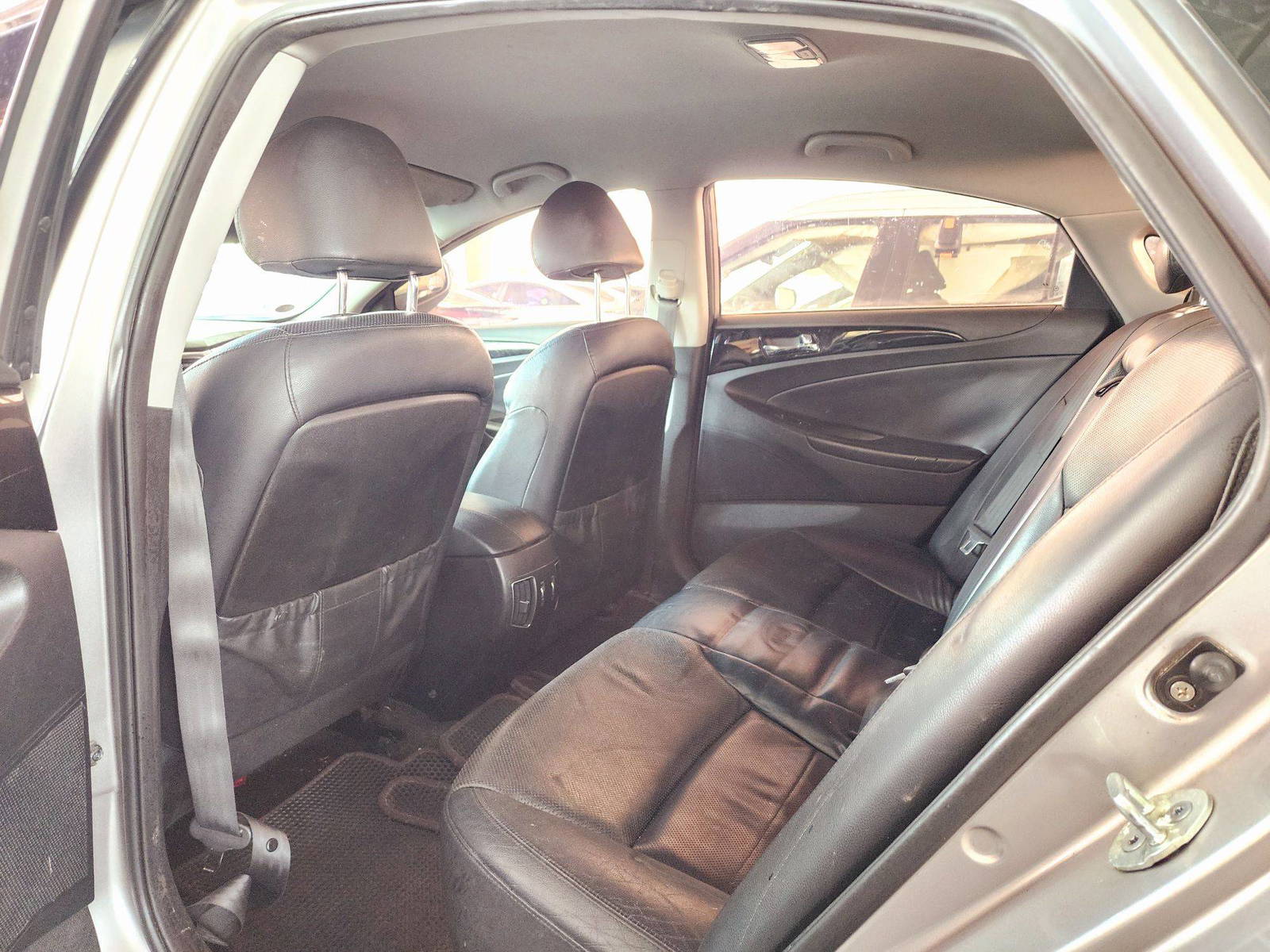 2010 HYUNDAI SONATA — 145370 KM — Lot 013750 — Souq - Marhaba Auctions Used Cars - Image 6