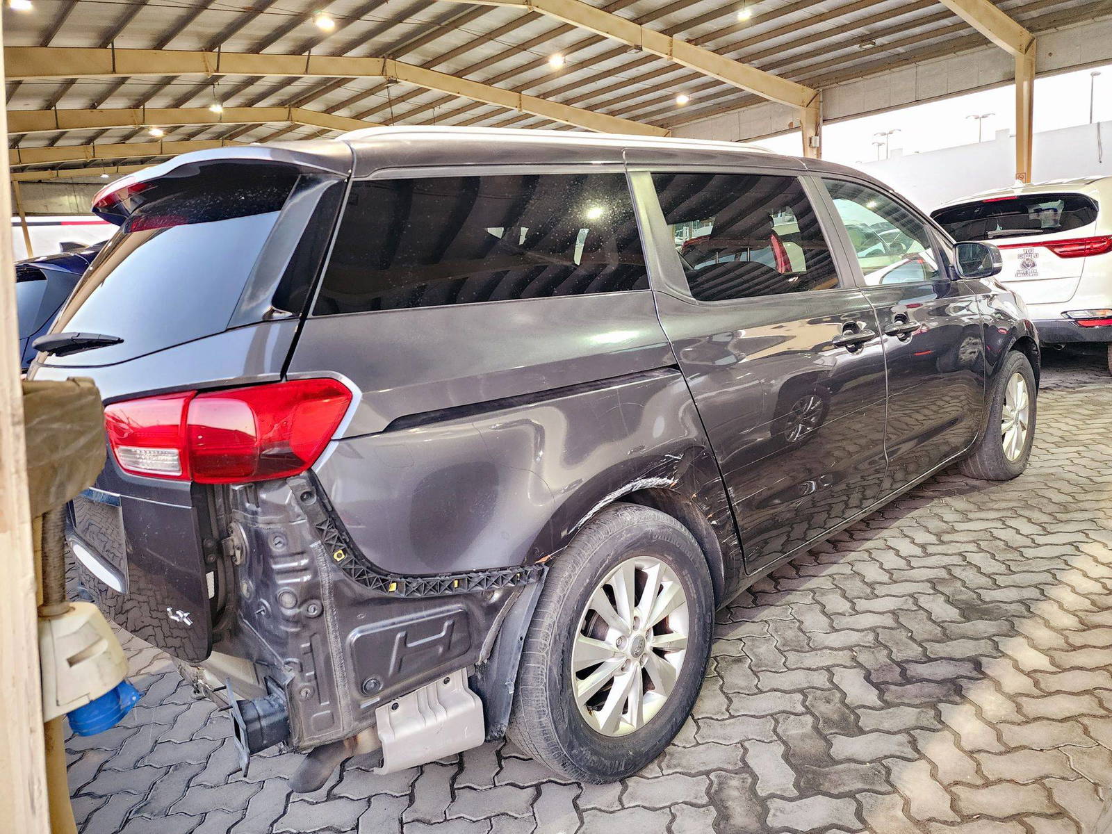 2016 KIA SEDONA — 118688 Miles — Lot 15G6088676 — Souq - Marhaba Auctions Used Cars - Image 4