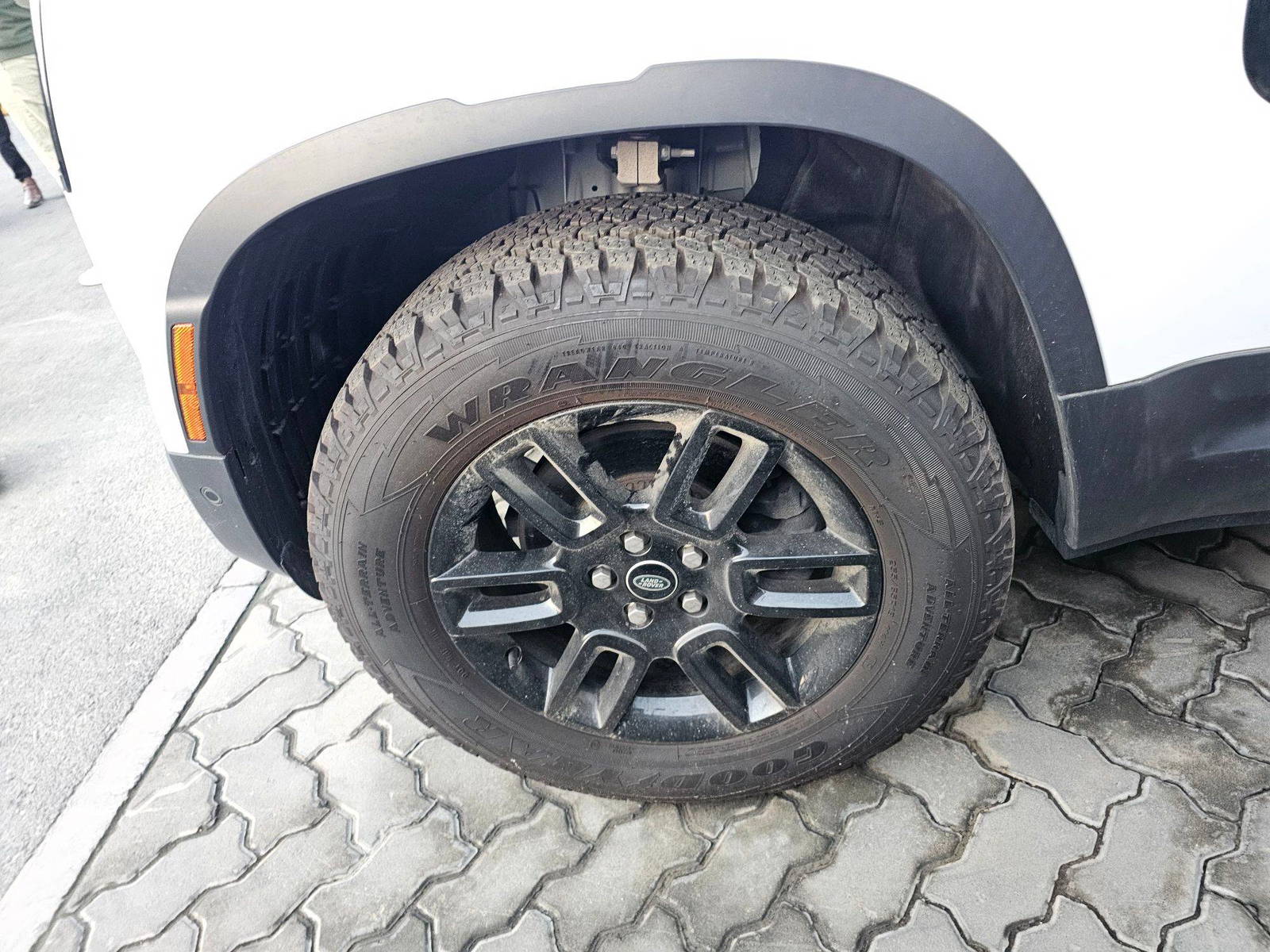 2023 LAND ROVER DEFENDER 110 S — sold — 26866 KM — Lot 0P2129199 — Souq - Marhaba Auctions Used Cars - Image 11