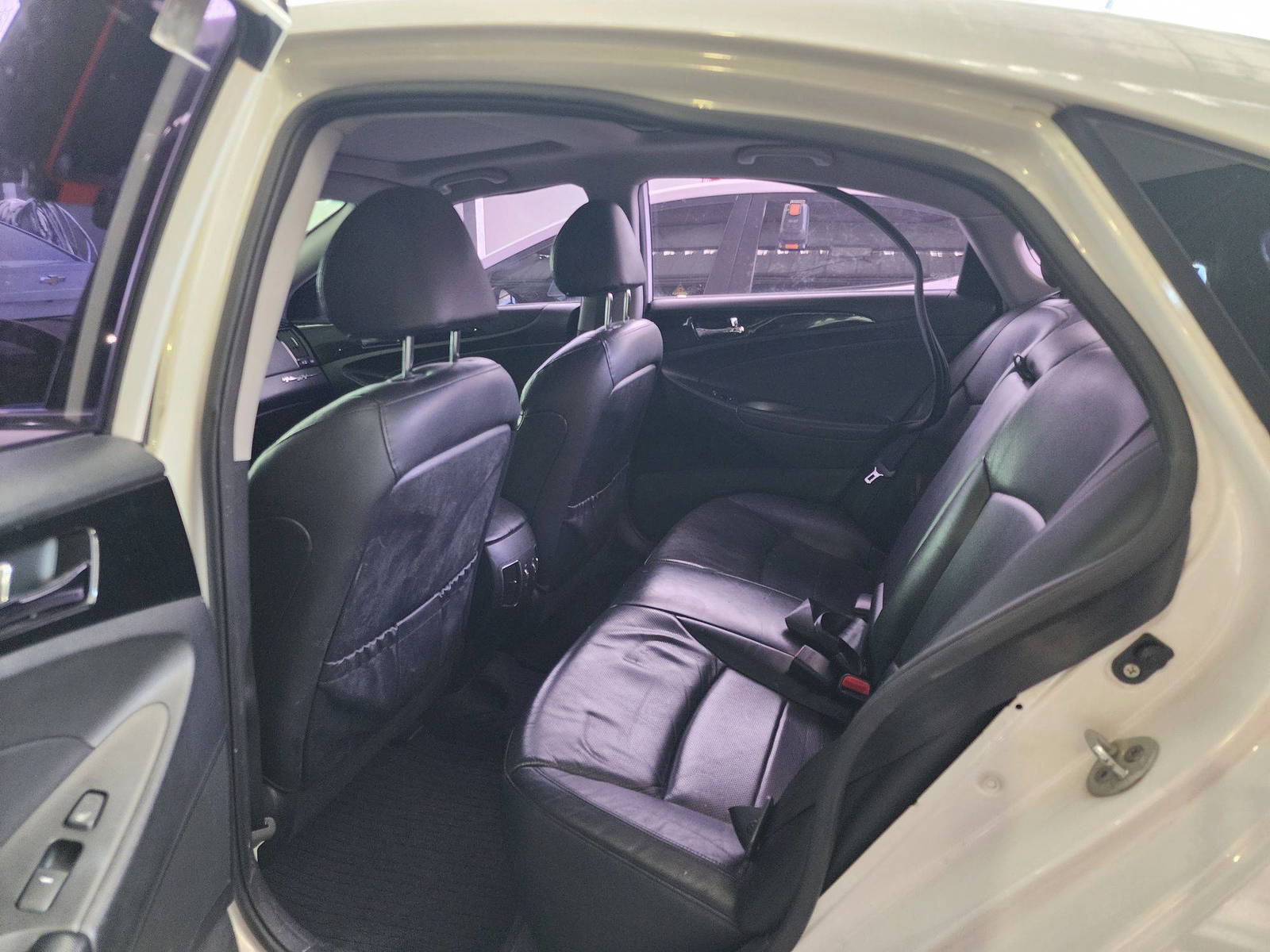 2010 HYUNDAI SONATA — 203790 KM — Lot 101149 — Al Quoz - Marhaba Auctions Used Cars - Image 7