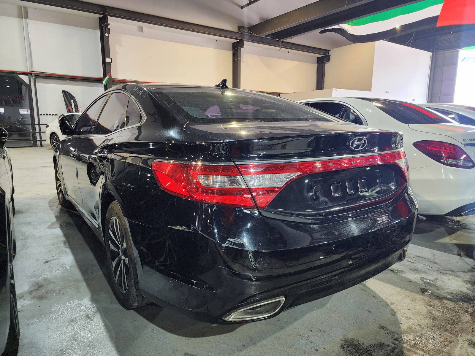 2012 HYUNDAI GRANDEUR — 111588 KM — Lot 183511 — Al Quoz - Marhaba Auctions Used Cars - Image 3
