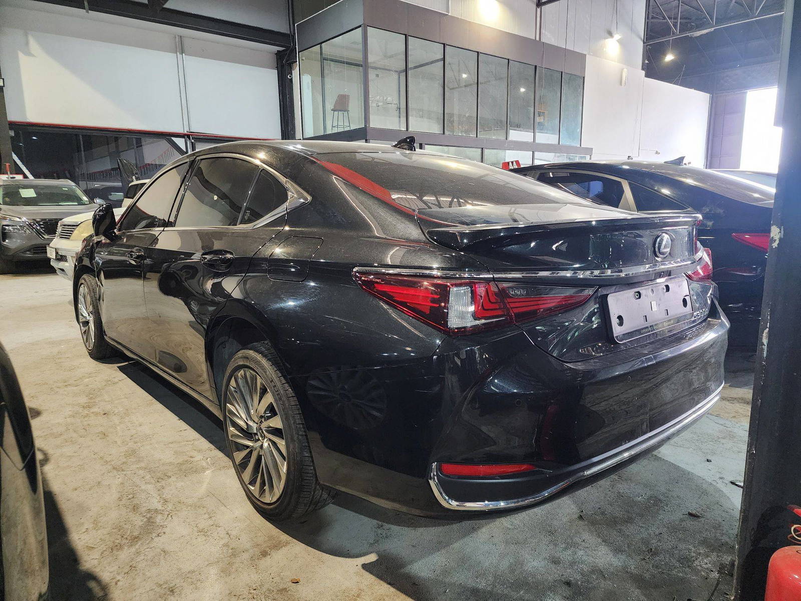 2023 LEXUS ES 300H — 28539 KM — Lot 012750 — Al Quoz - Marhaba Auctions Used Cars - Image 6