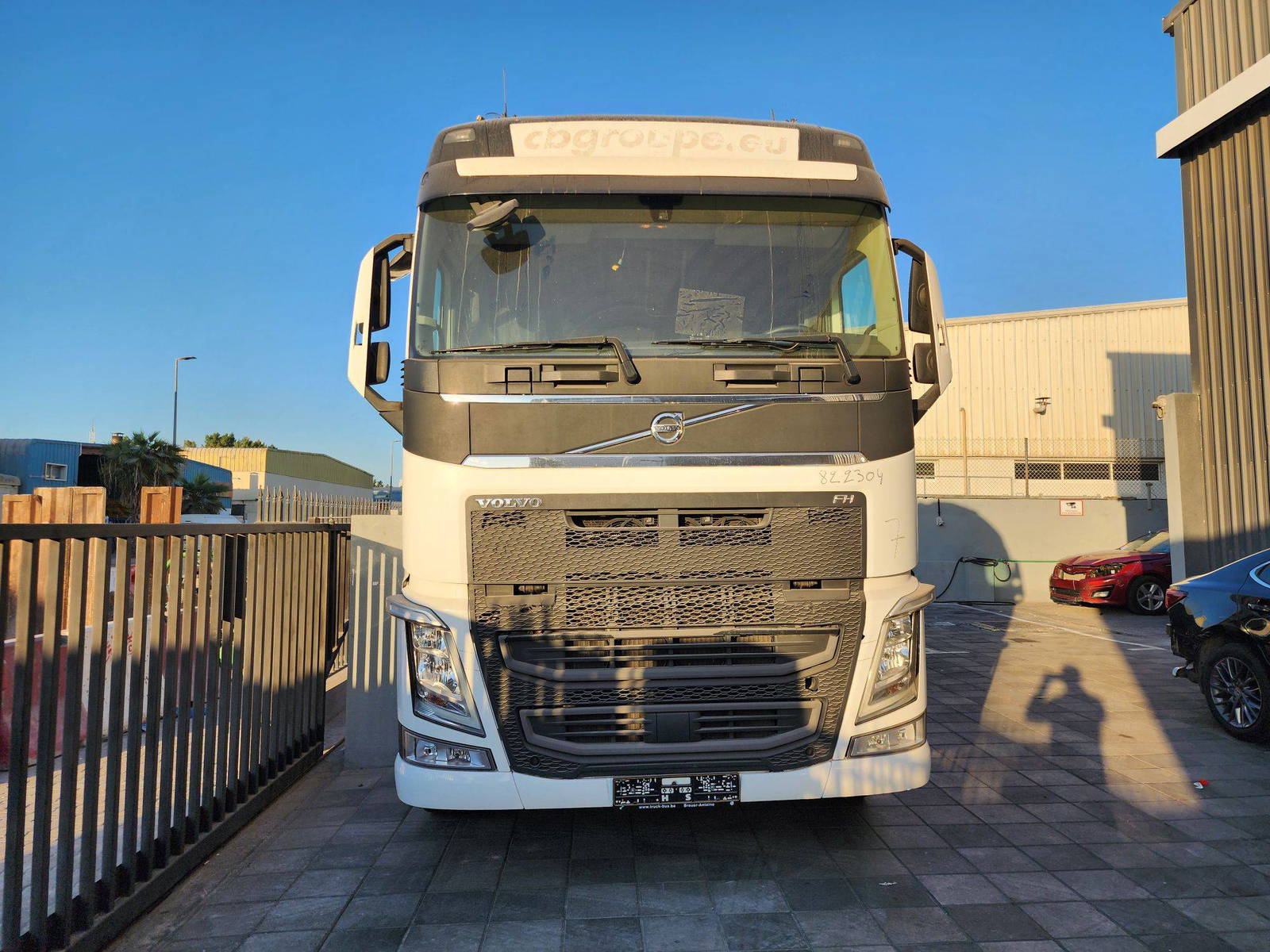 2017 VOLVO FH-Series — 870376,7 KM — Lot 22304 — Al Quoz - Marhaba Auctions Used Cars - Image 4