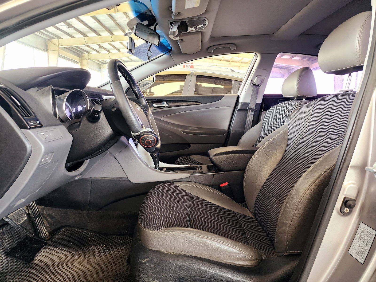 2010 HYUNDAI SONATA — 207430 KM — Lot 053379 — Souq - Marhaba Auctions Used Cars - Image 9
