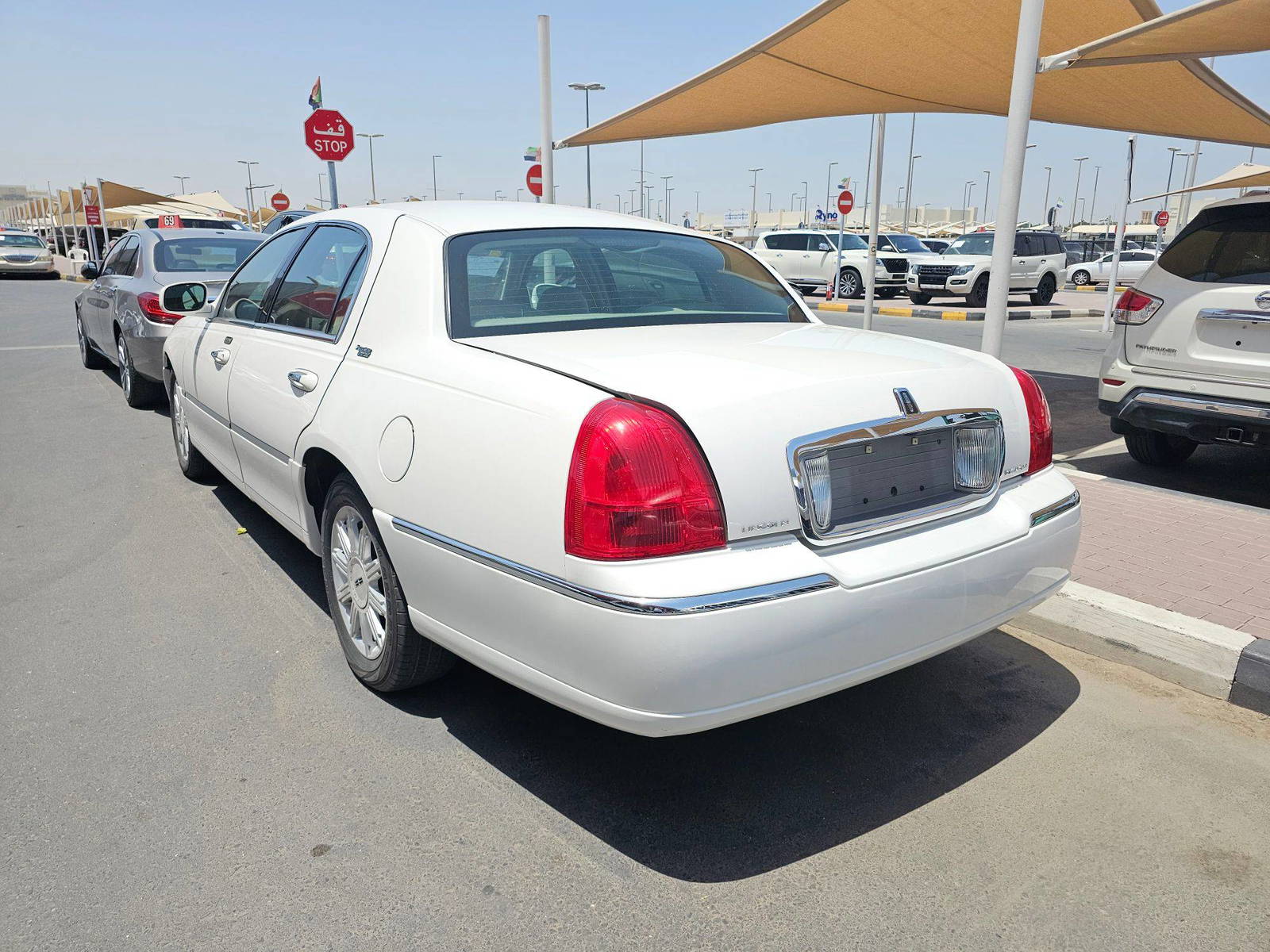 2010 LINCOLN TOWN — 167295 Miles — Lot X613890 — Souq - Marhaba Auctions Used Cars - Image 5