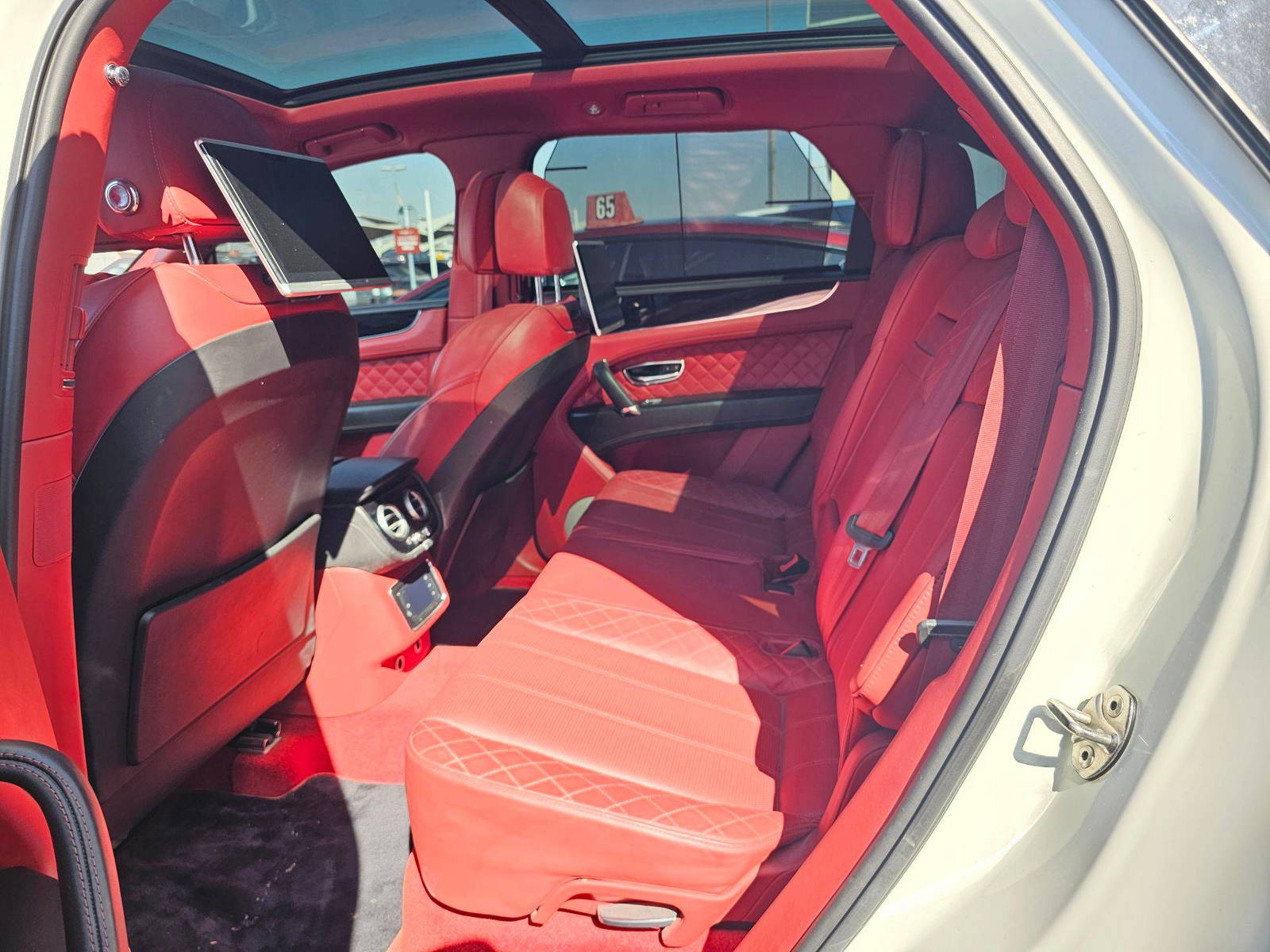 2017 BENTLEY BENTAYGA — 258682 KM — Lot C013731 — Souq - Marhaba Auctions Used Cars - Image 7