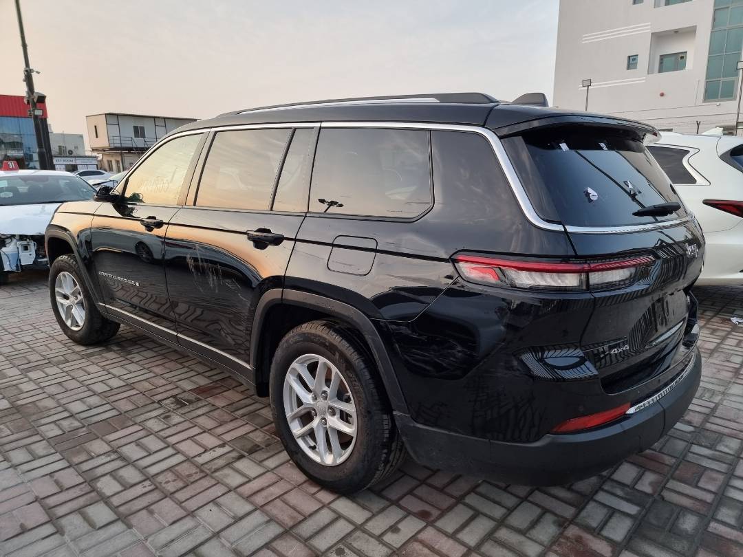 2023 JEEP GRAND CHEROKEE LAREDO — 37819 Miles — Lot 894752 — Al Surrah - Marhaba Auctions Used Cars - Image 5