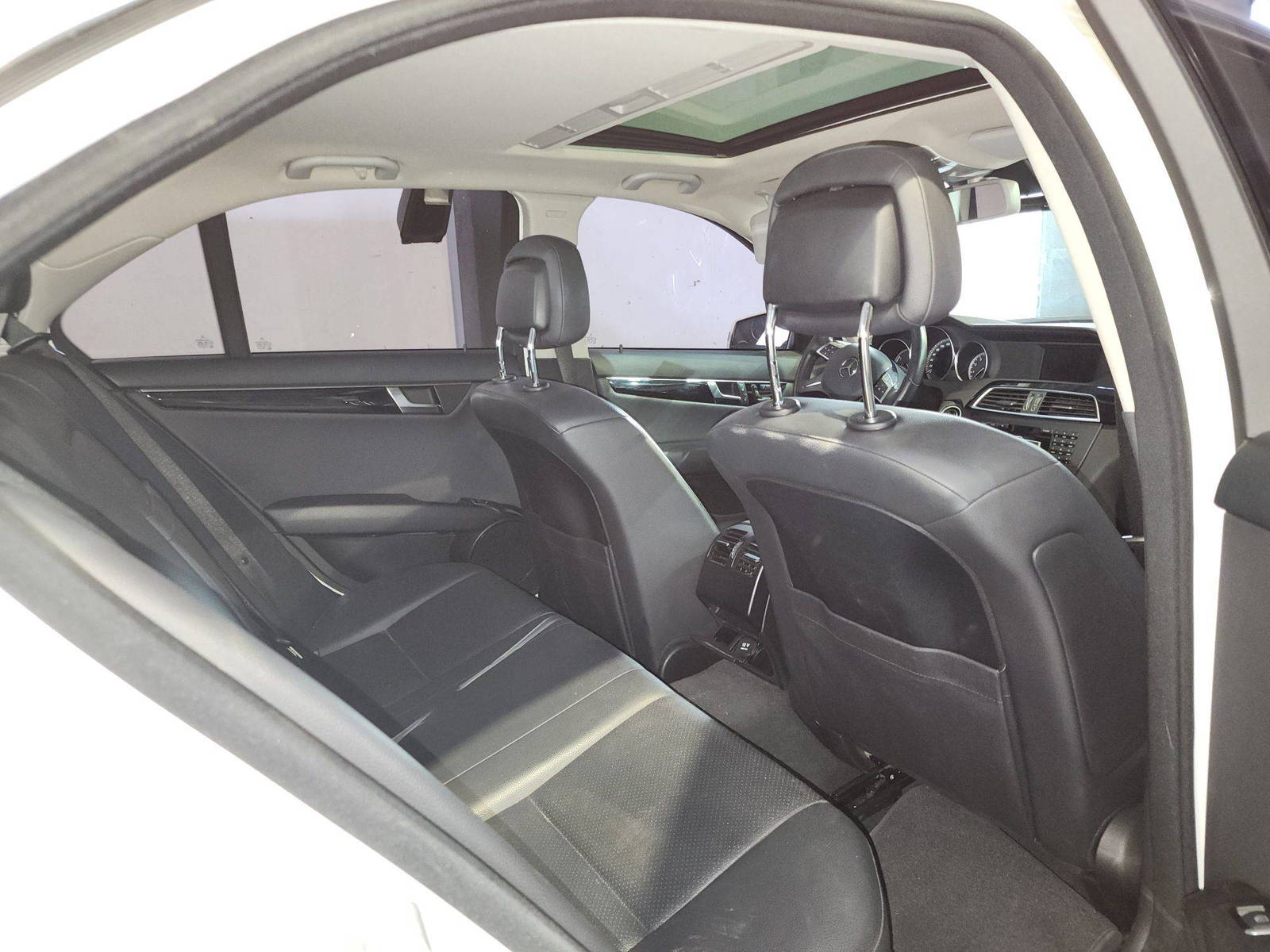 2012 MERCEDES BENZ C200 — 202897 KM — Lot 657036 — Al Quoz - Marhaba Auctions Used Cars - Image 7