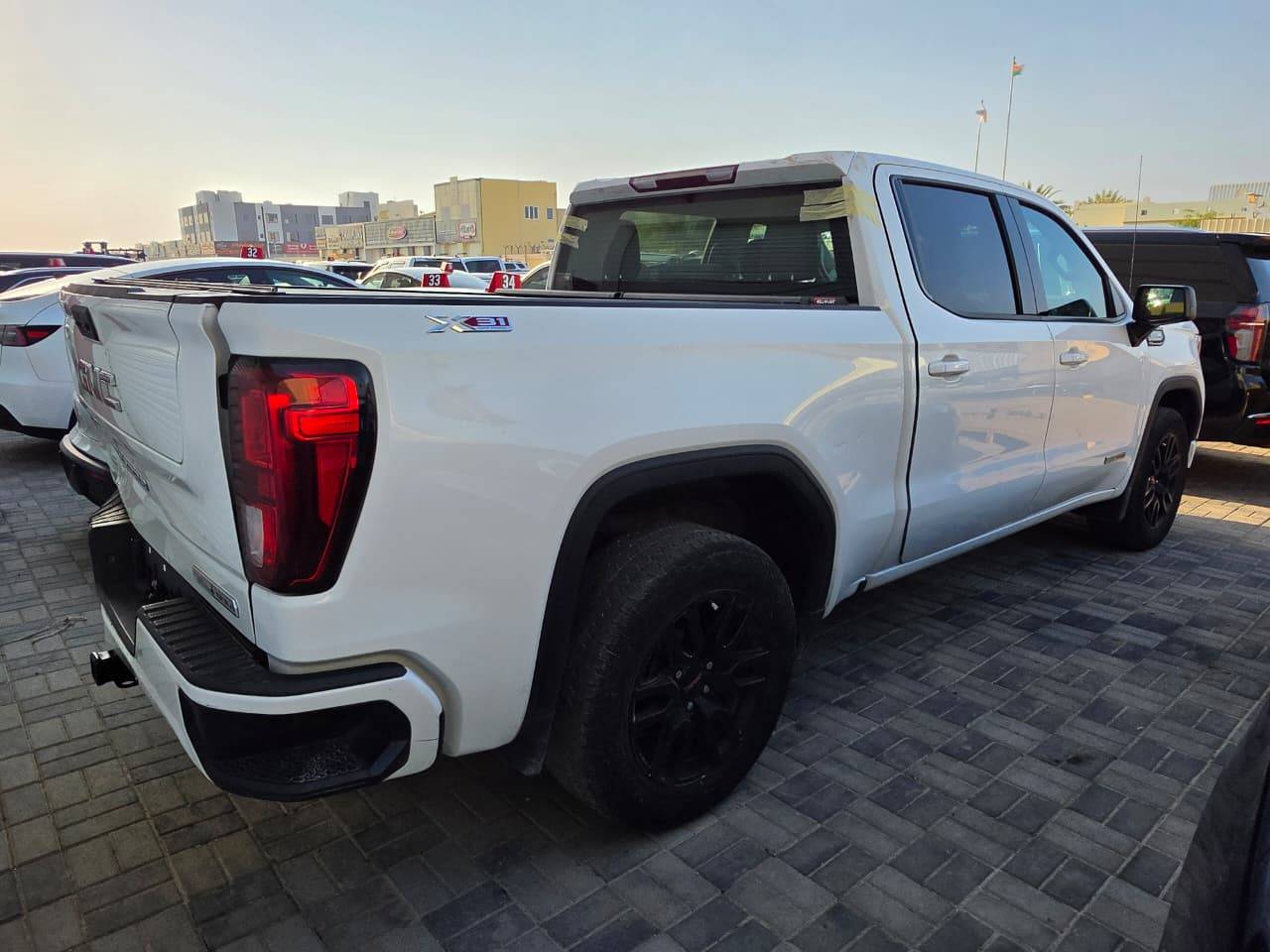 2023 GMC SIERRA K1500 — 208499 KM — Lot 93687365 - Marhaba Auctions Used Cars - Image 5