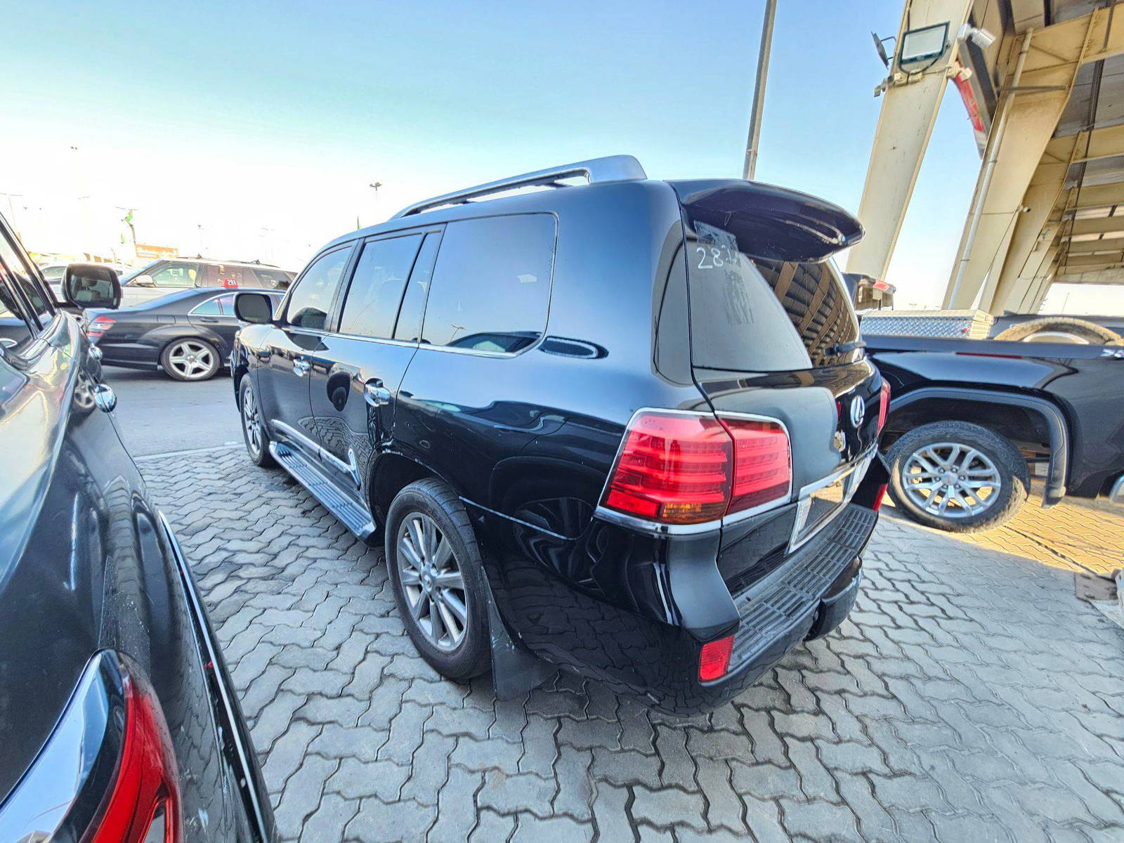 2011 LEXUS LX 570 — 240318 Miles — Lot B4081312 — Souq - Marhaba Auctions Used Cars - Image 6