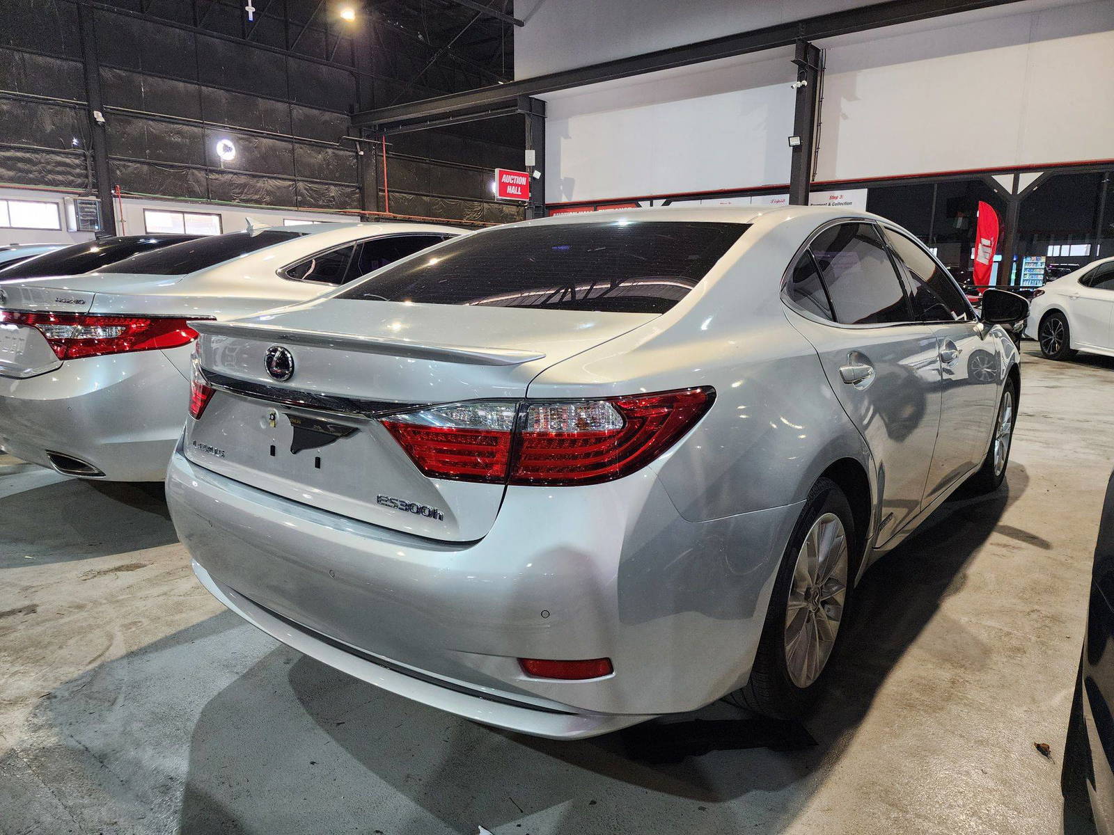 2013 LEXUS ES 300H — 146267 KM — Lot 215487 — Souq - Marhaba Auctions Used Cars - Image 6