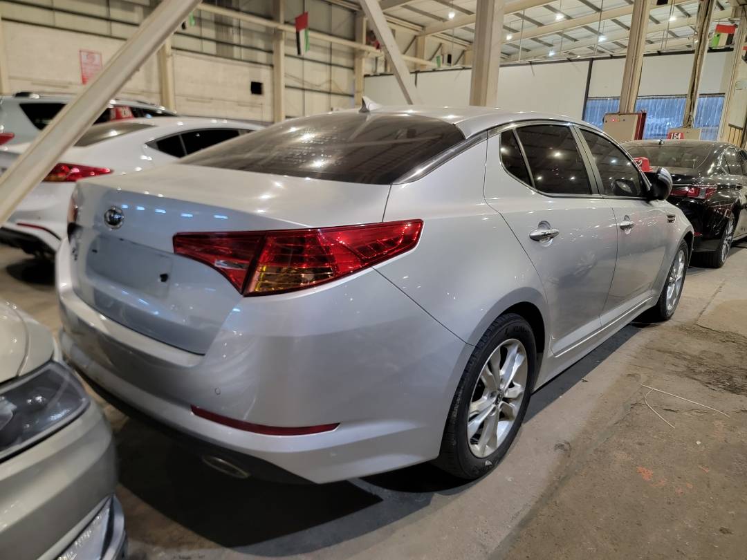 2011 KIA K5 — 286882 KM — Lot 74579 — Main - Marhaba Auctions Used Cars - Image 4