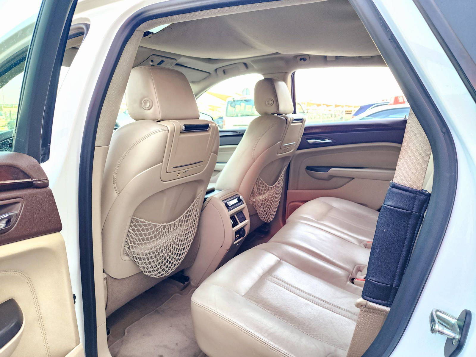 2012 CADILLAC SRX LUXURY — 268902 KM — Lot CS568731 — Souq - Marhaba Auctions Used Cars - Image 6