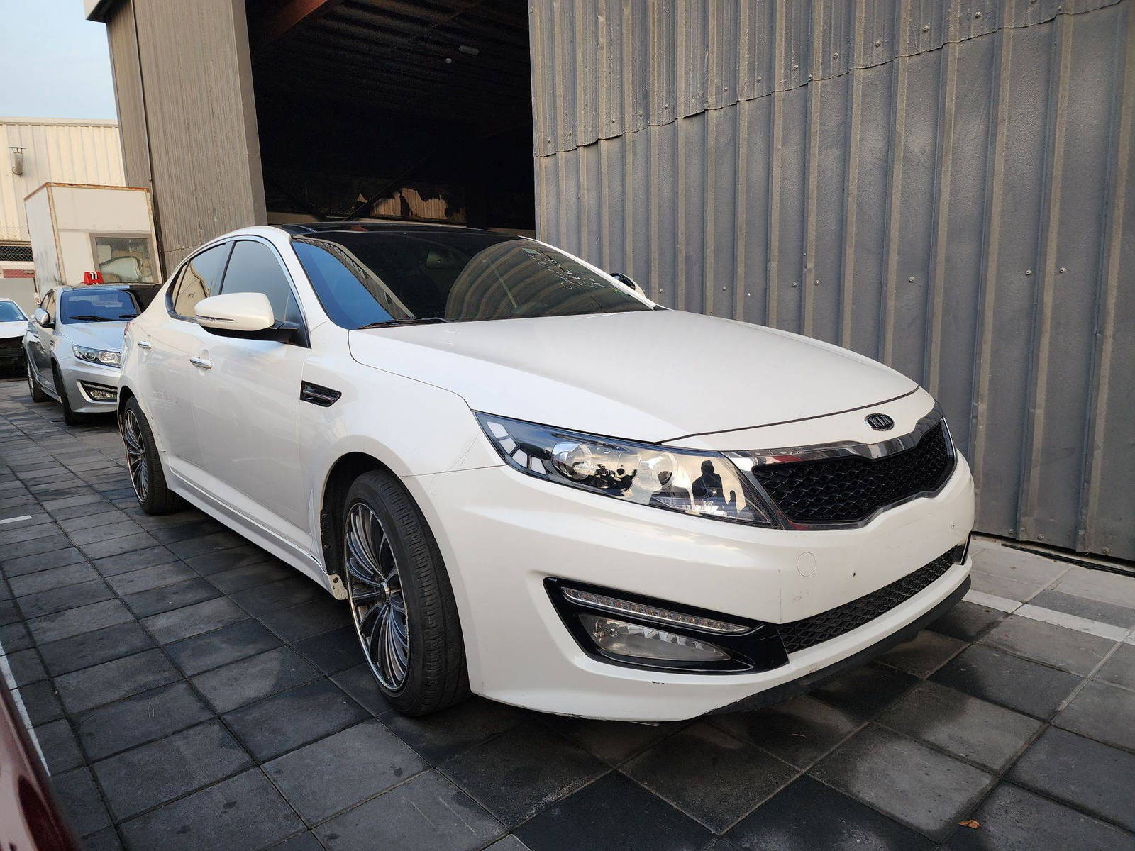 2011 KIA K5 — 173760 KM — Lot 142876 — Al Quoz - Marhaba Auctions Used Cars - Image 3