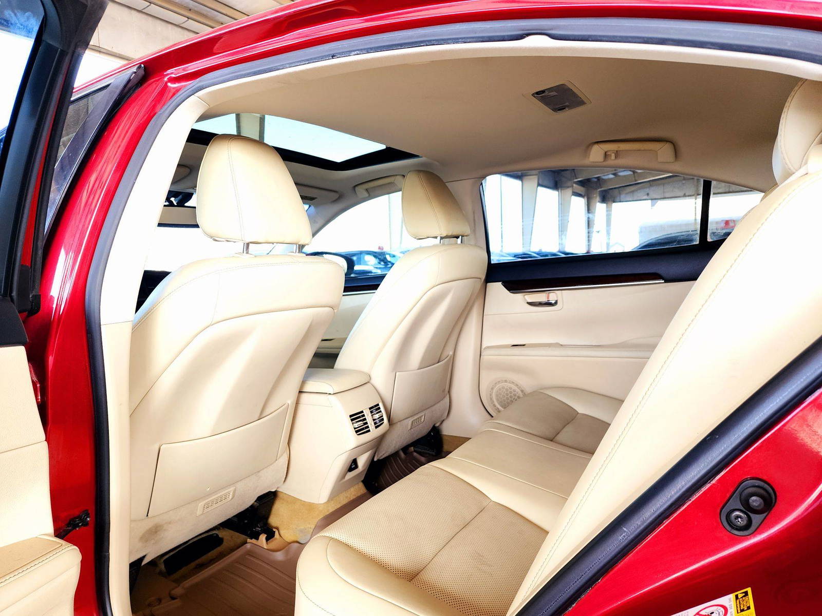 2015 LEXUS ES 350 — 116320 Miles — Lot 2168370 — Souq - Marhaba Auctions Used Cars - Image 6