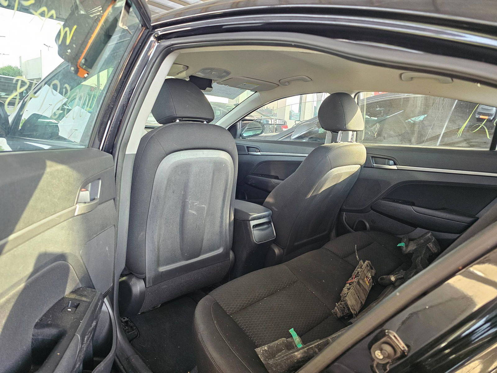 2019 HYUNDAI ELANTRA — 89861 KM — Lot 40008948 — Souq - Marhaba Auctions Used Cars - Image 6