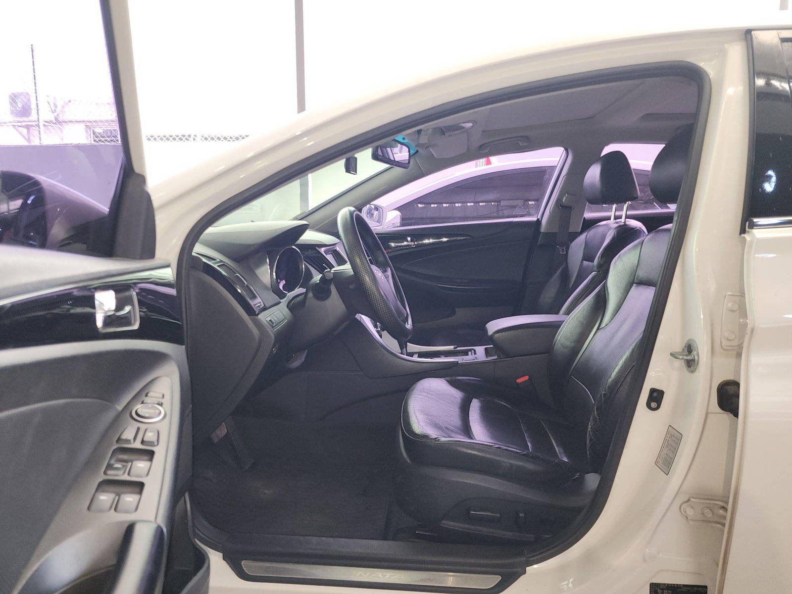 2010 HYUNDAI SONATA — 203790 KM — Lot 101149 — Al Quoz - Marhaba Auctions Used Cars - Image 9