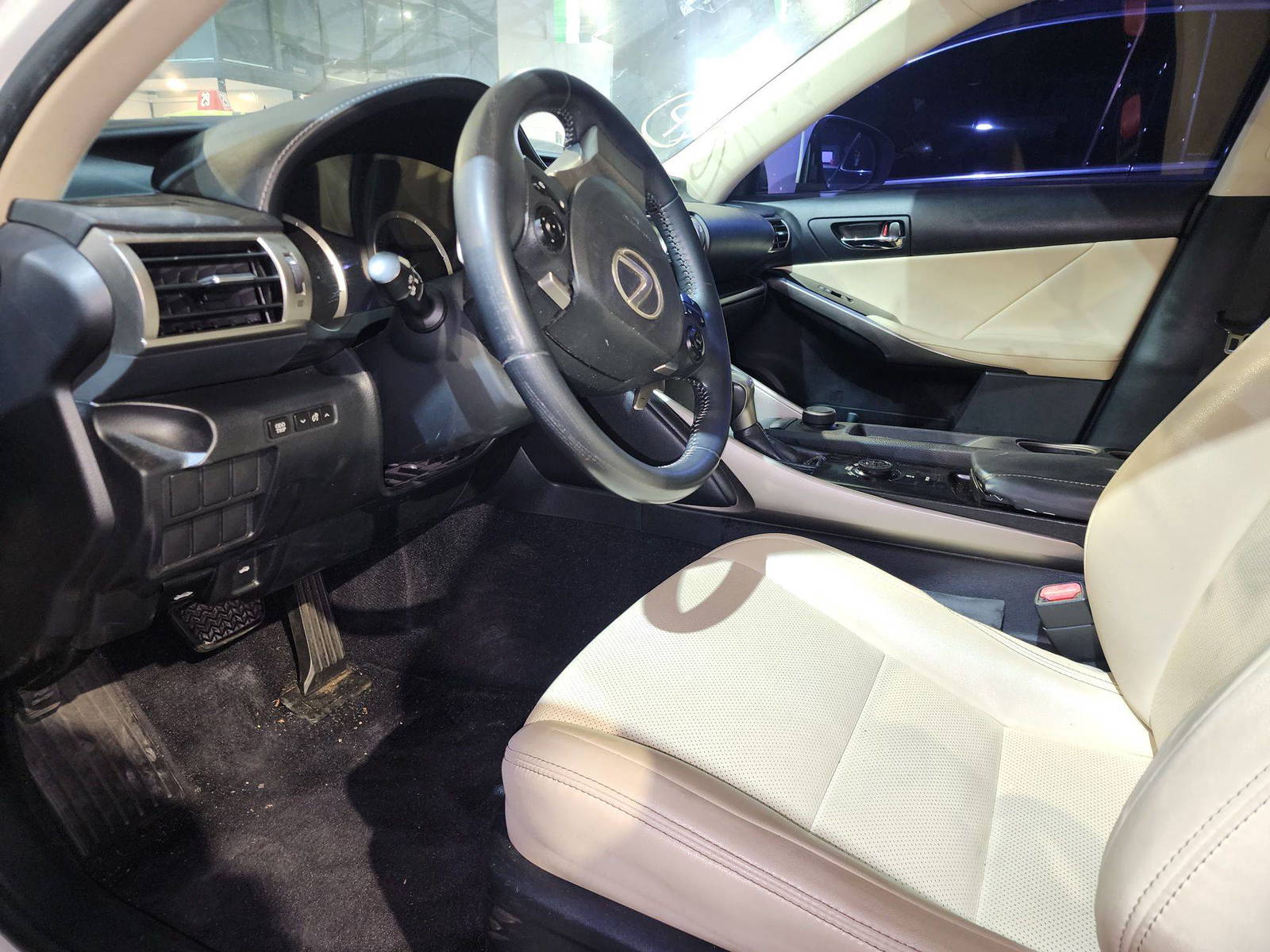 2014 LEXUS IS 250 — 154219 Miles — Lot 71198305 — Souq - Marhaba Auctions Used Cars - Image 9