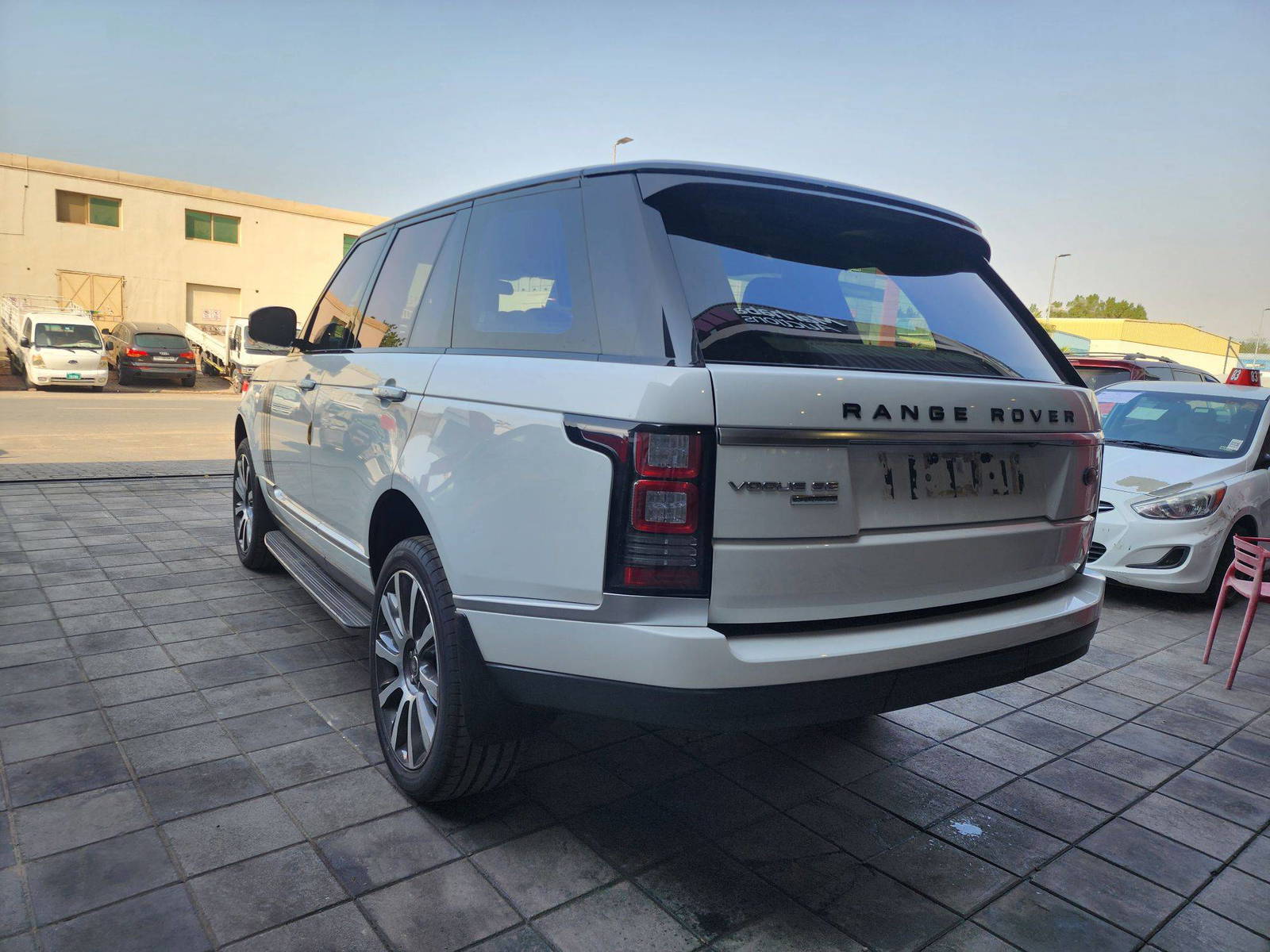 2014 LAND ROVER RANGE ROVER VOGUE — 246794 KM — Lot 130937 — Al Quoz - Marhaba Auctions Used Cars - Image 6