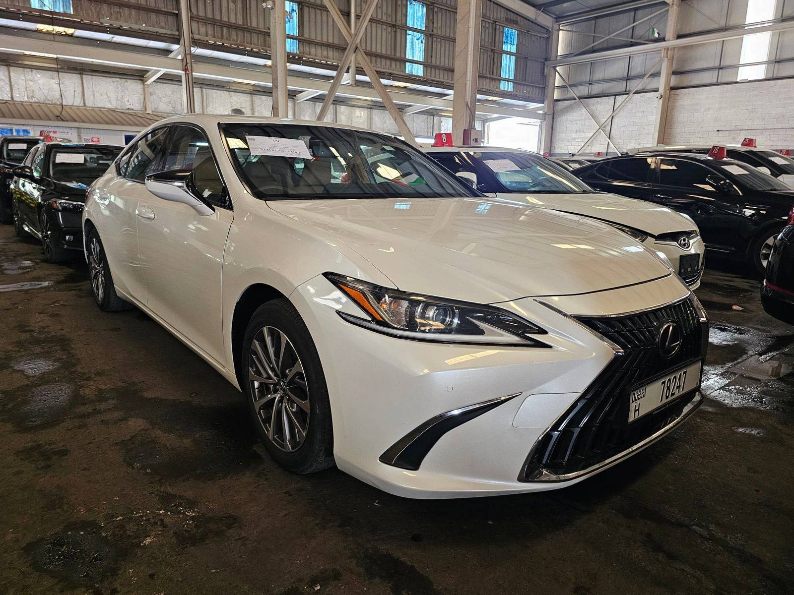 Lexus ES 300H 2023 view 2