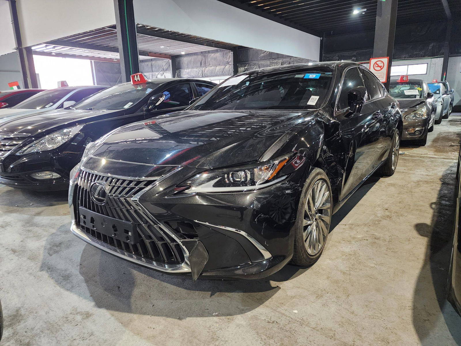 2023 LEXUS ES 300H — 28539 KM — Lot 012750 — Al Quoz - Marhaba Auctions Used Cars - Image 3