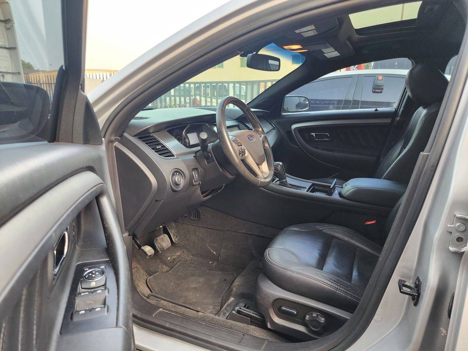 2013 FORD TAURUS — 207745 KM — Lot 135420 — Al Quoz - Marhaba Auctions Used Cars - Image 9