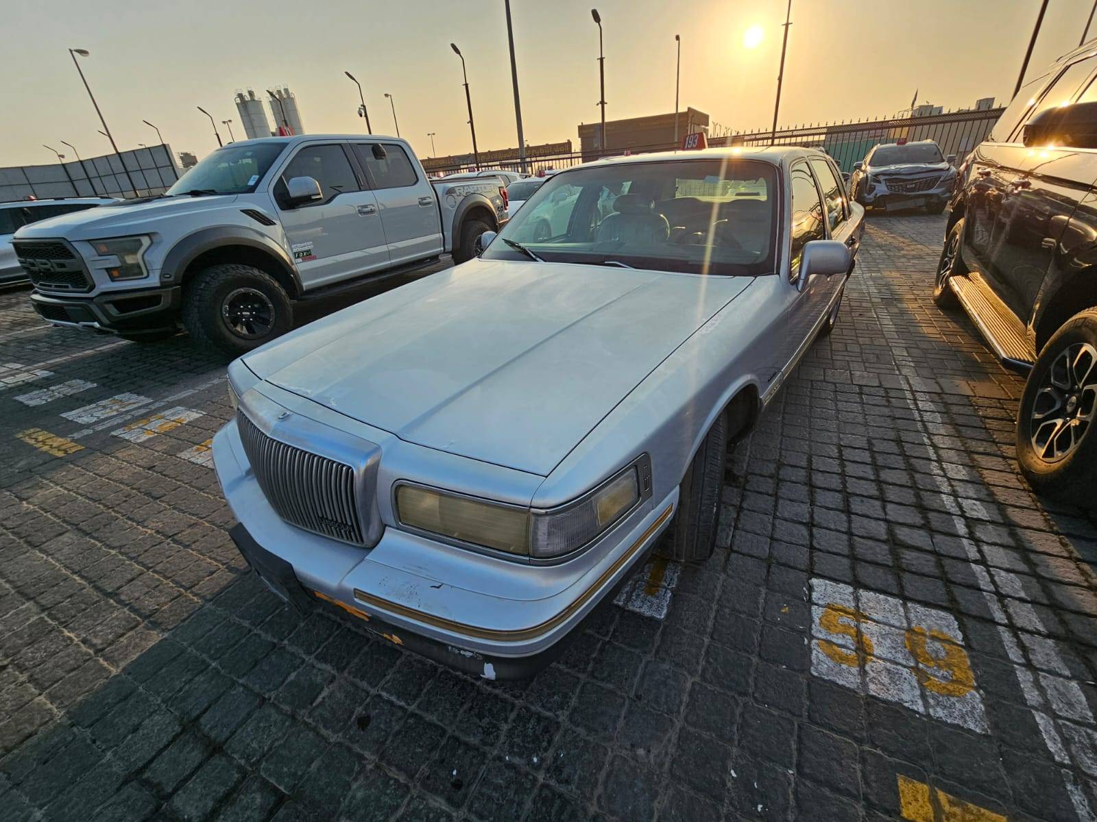 1995 LINCOLN TOWN — Lot SY609823 - Marhaba Auctions Used Cars - Image 4