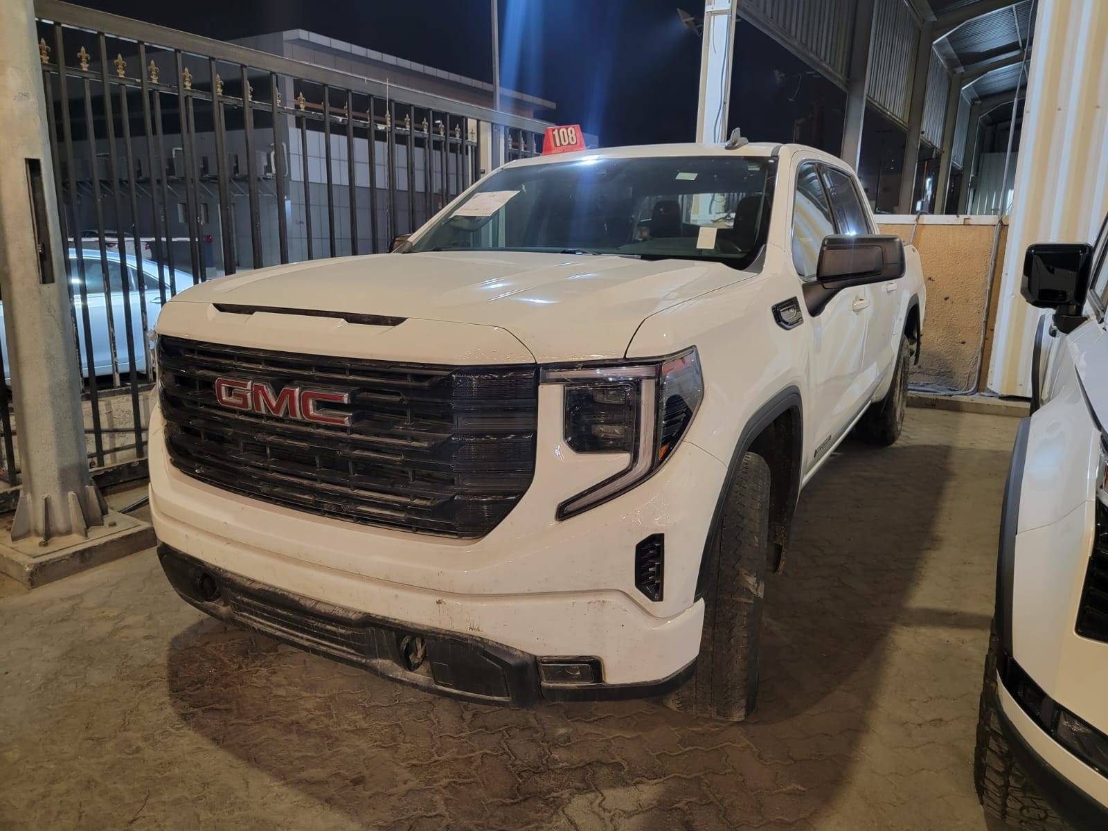 GMC SIERRA K1500 2023 view 2